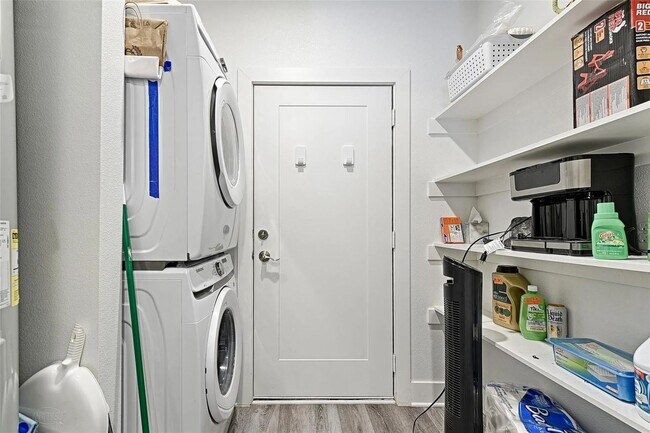 Building Photo - Modern 3BR/2BA Home with Washer/Dryer and ...