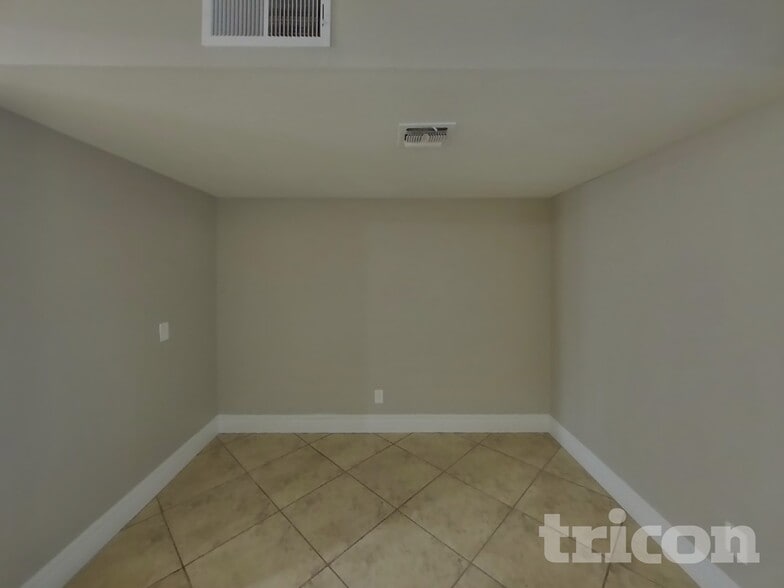 Building Photo - 9833 N 47th Dr