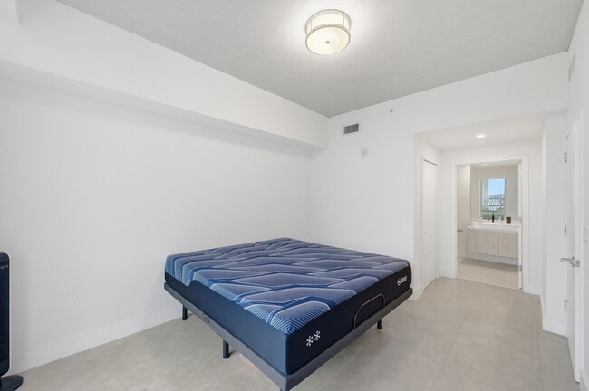 Building Photo - 13800 Highland Dr