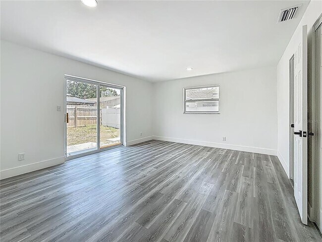 Building Photo - 1755 Shore Acres Blvd NE