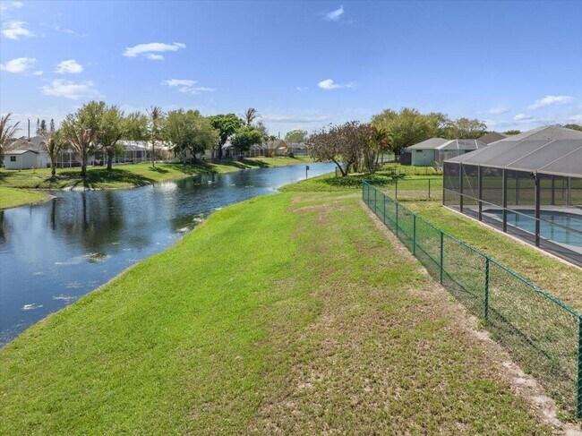 Building Photo - 1902 SE Gaskins Cir