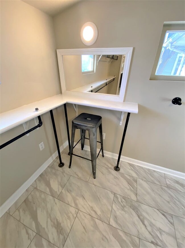 Building Photo - 3 Bedroom House - Grandview Area