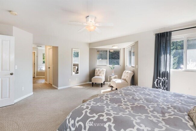 Building Photo - 3 Bedroom 2.5 Bath Hilltop Home w/Beautifu...