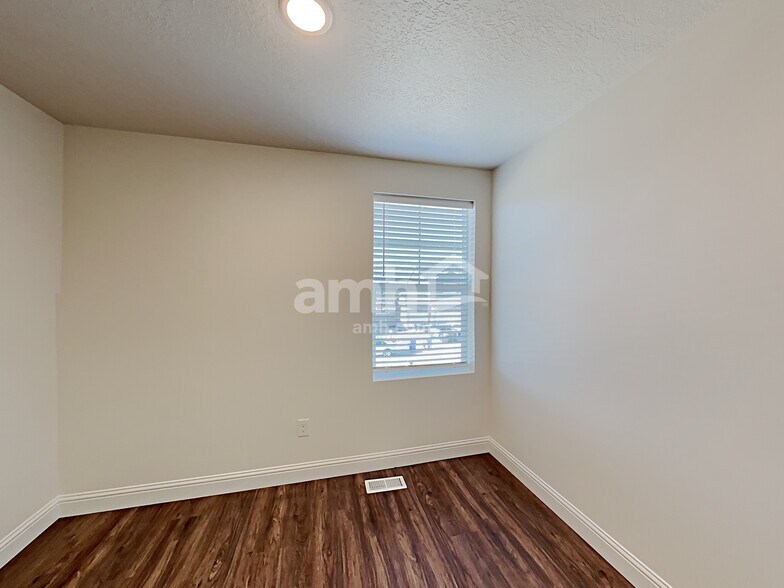Building Photo - 332 N Gibbons Ln
