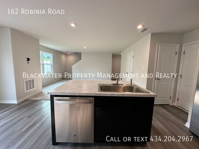Building Photo - 162 Robinia Rd