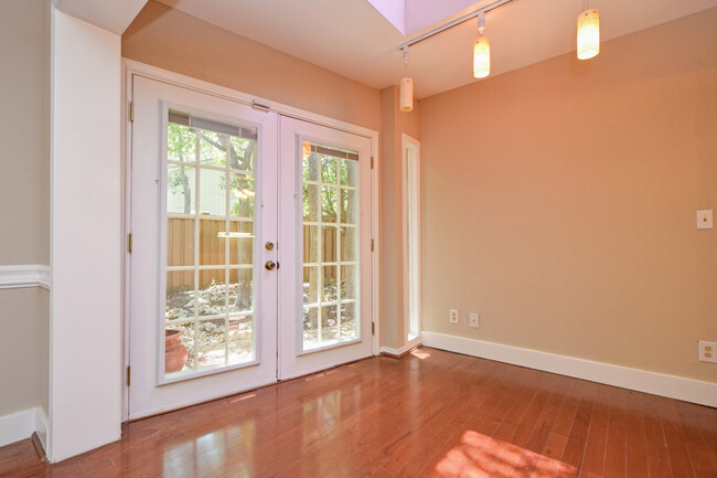 Building Photo - 3 Bedroom Townhouse - Northwest Hills