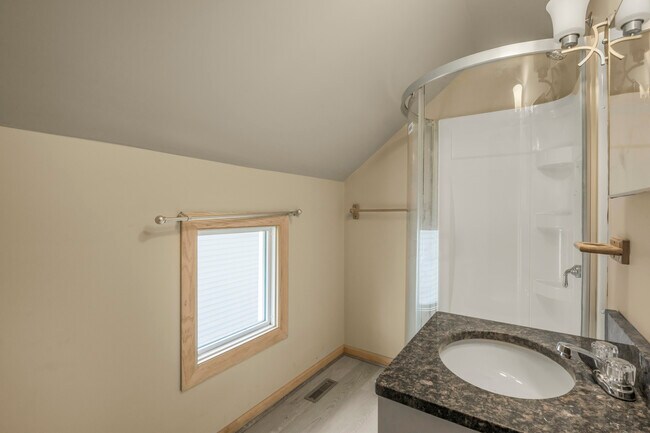 Building Photo - 521 Main St E