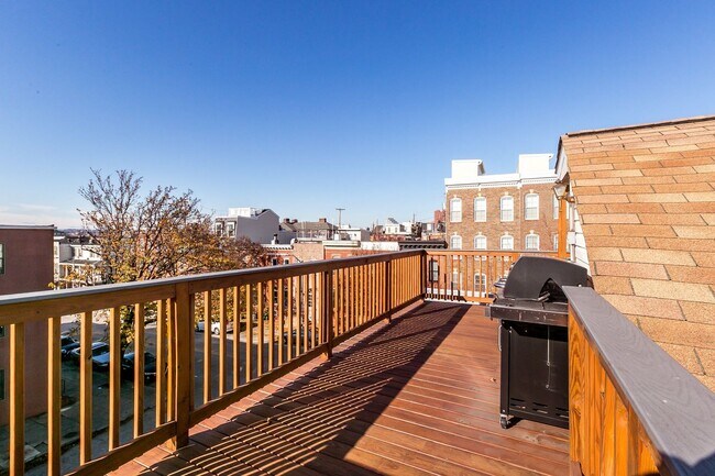 Building Photo - Stylish End-of-Group 2 bd 2.5bth Home in P...