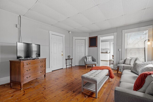 Building Photo - 792 Grove St