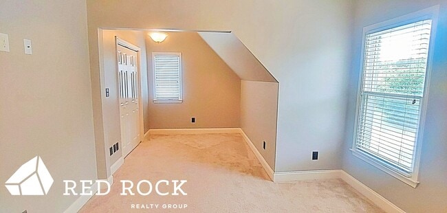 Building Photo - Beautiful 4 BR,  2.5 Bath Home in Oak Mountain School District Available Now