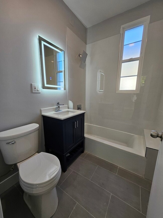 Building Photo - 901 N Francisco Ave