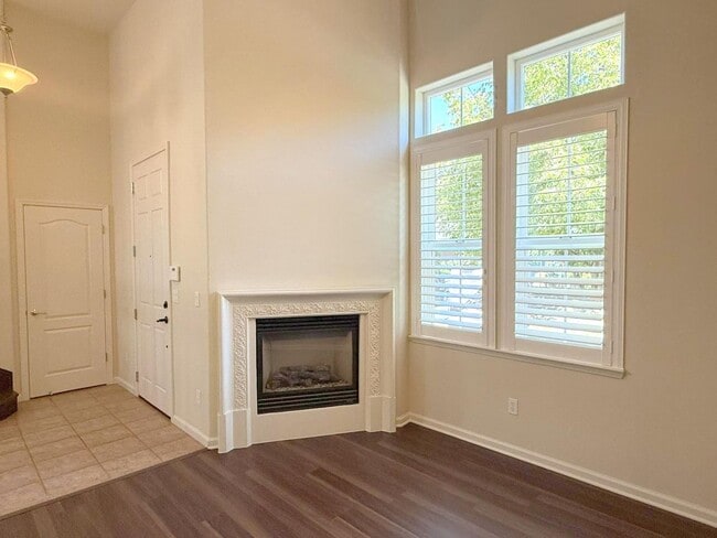 Building Photo - Modern End Unit Townhouse In Great Dublin ...