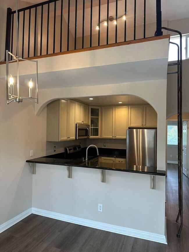 Building Photo - Renovated 2 Bed, 2 Bath Condominium in Gated Community