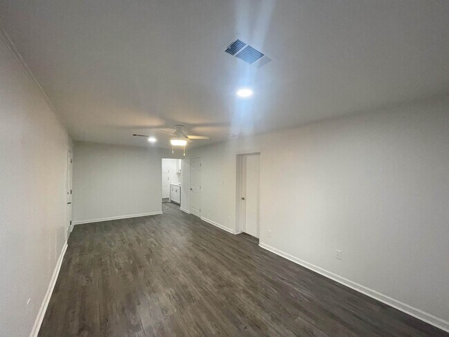 Building Photo - 4967 Kimball Ave