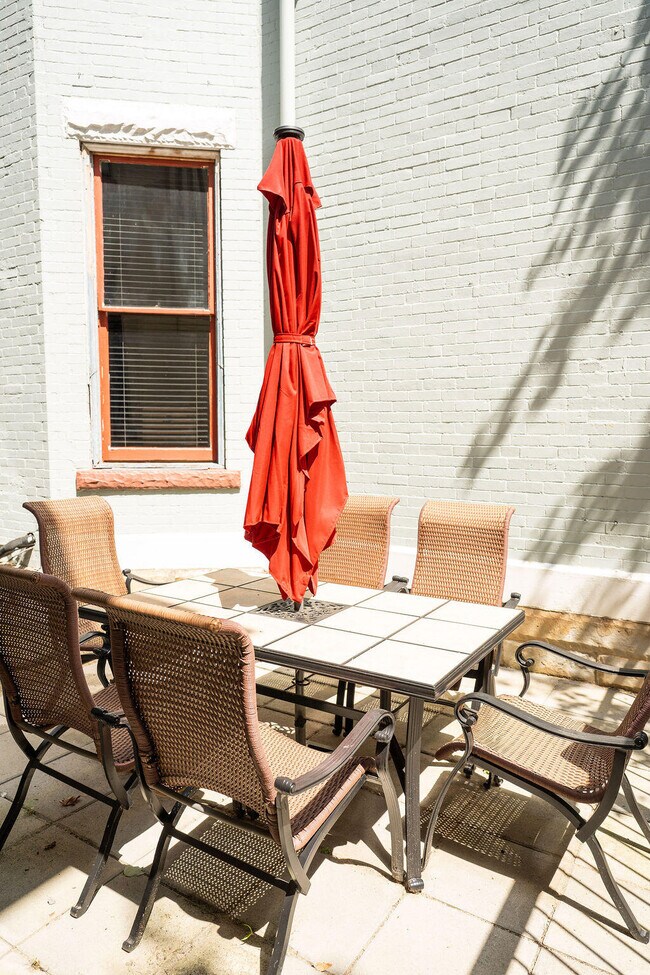 Building Photo - 275 S Limestone