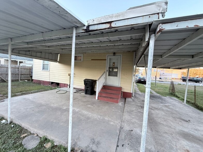 Building Photo - 2560 Madrid St