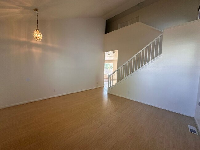Building Photo - West Eugene 4 Bedroom Treasure