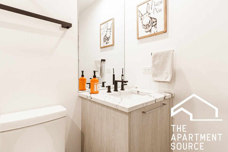 Building Photo - 2743 W Division St