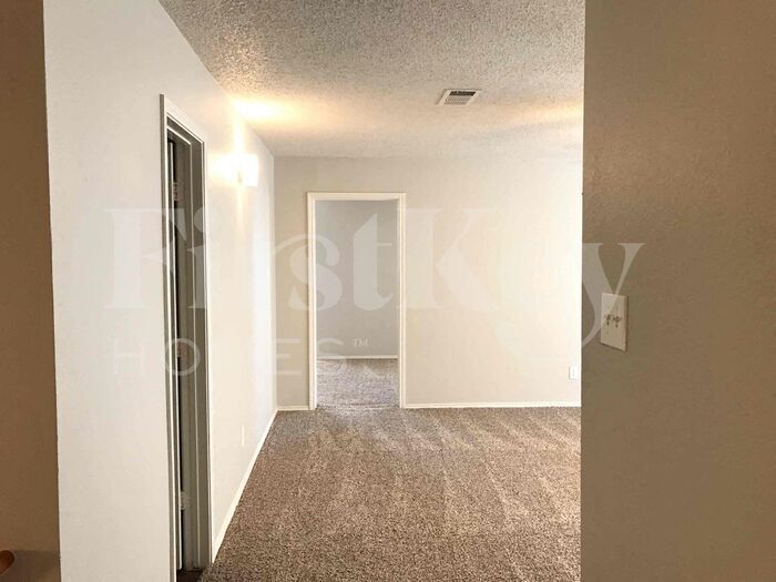Building Photo - 5704 Creekhollow Dr