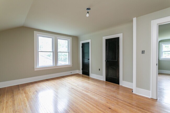 Building Photo - Recently Renovated Central Columbia Bungalow!
