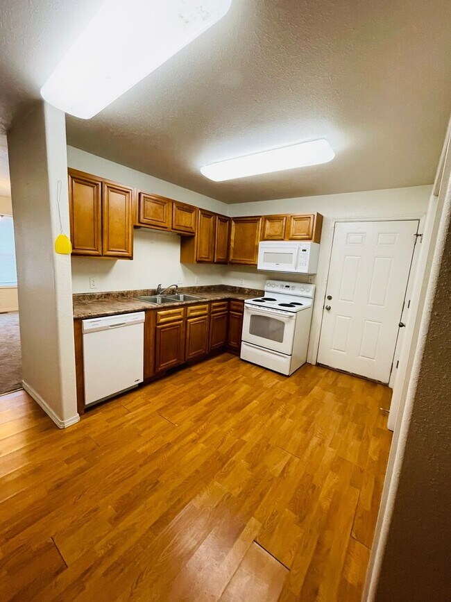 Building Photo - Great Duplex