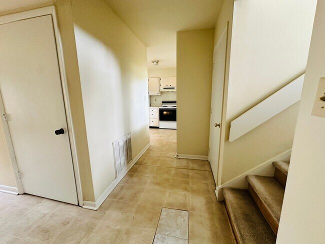 Building Photo - 3 Bedroom 2.5 Bath Townhouse