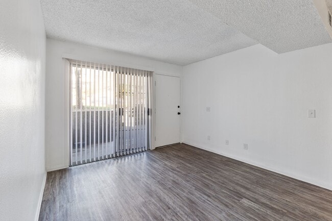 Building Photo - Updated 2 Bedroom Apartment!