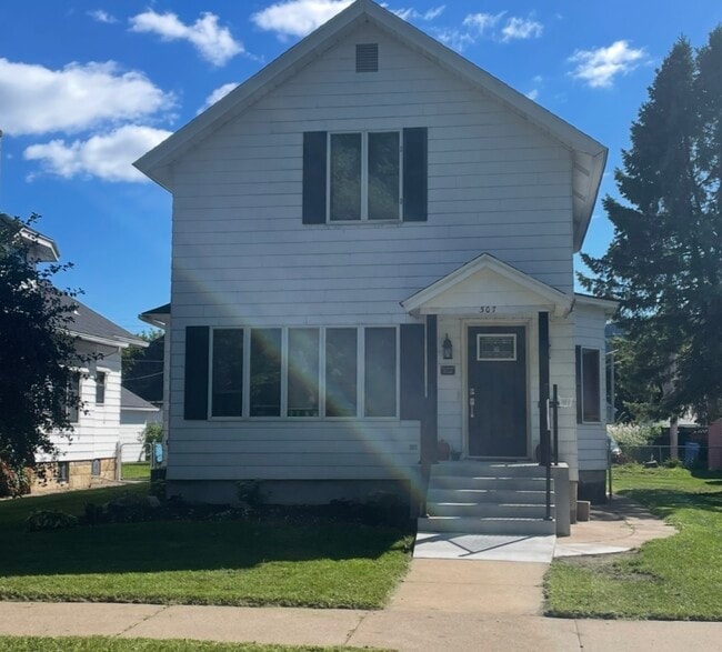 Building Photo - 307 E Wabasha St