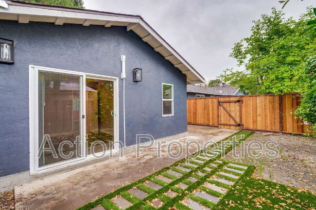 Building Photo - 681 S 13th St