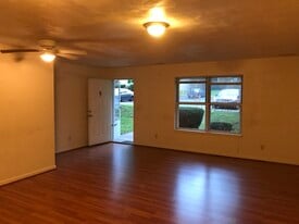 Building Photo - 217 Janie Ln