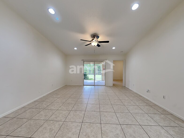 Building Photo - 1009 SW Alcantarra Blvd