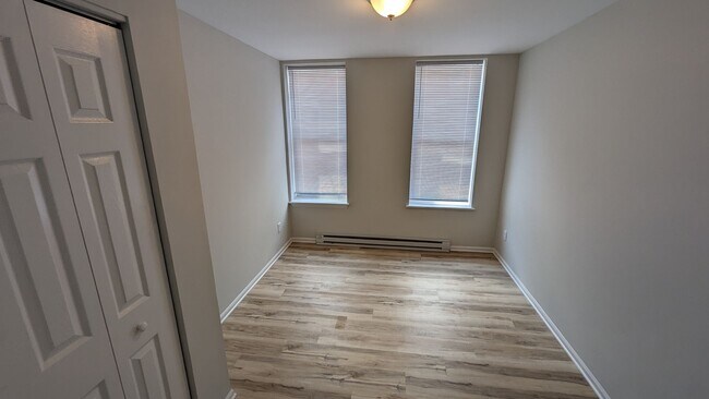 Building Photo - 2 Bedroom, fully renovated!