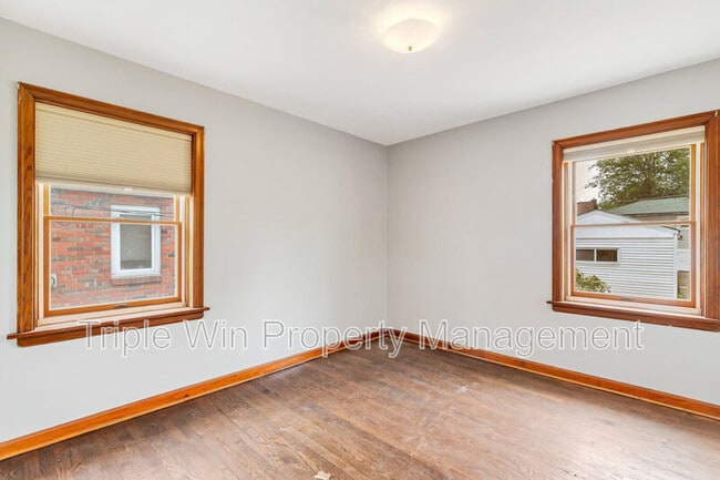 Building Photo - 7035 Plainview Ave