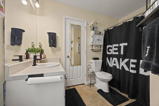 Building Photo - Room in House on Crestridge Ct