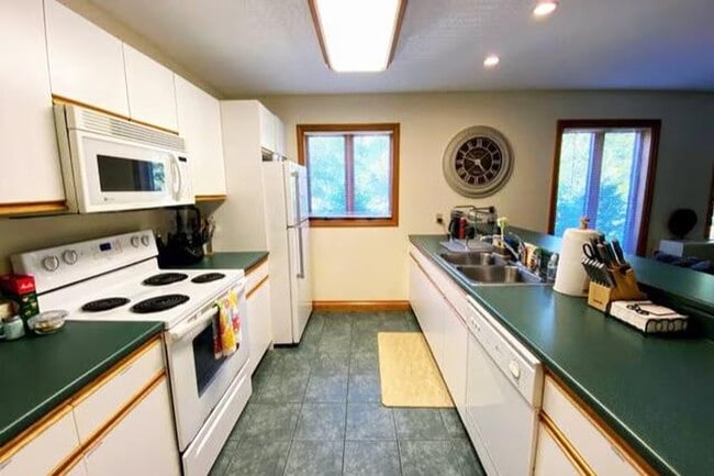 Building Photo - 140 Paquette Cir