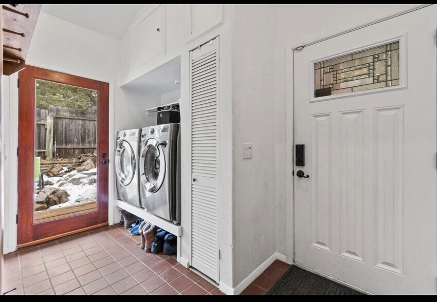 Building Photo - 838 Lakeshore Dr