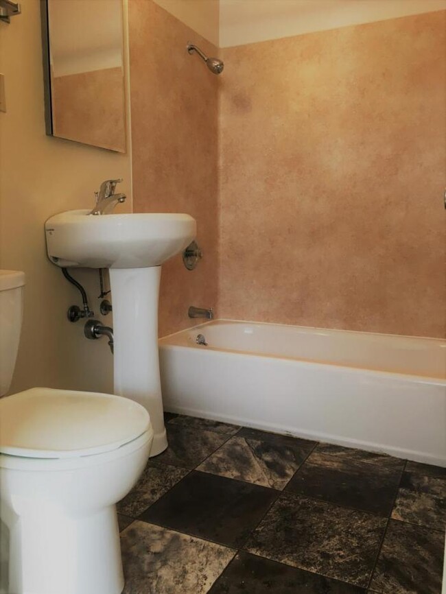 Building Photo - 1 bedroom in Seattle WA 98105