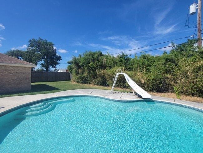 Building Photo - 2626 Beluche Dr