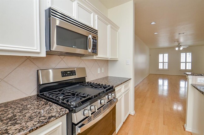 Building Photo - 3027 N Heights Hollow Ln