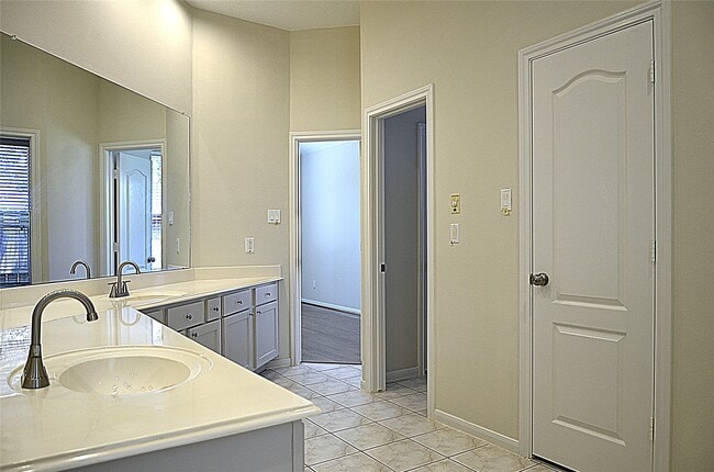 Building Photo - 218 Heathbrook Ln
