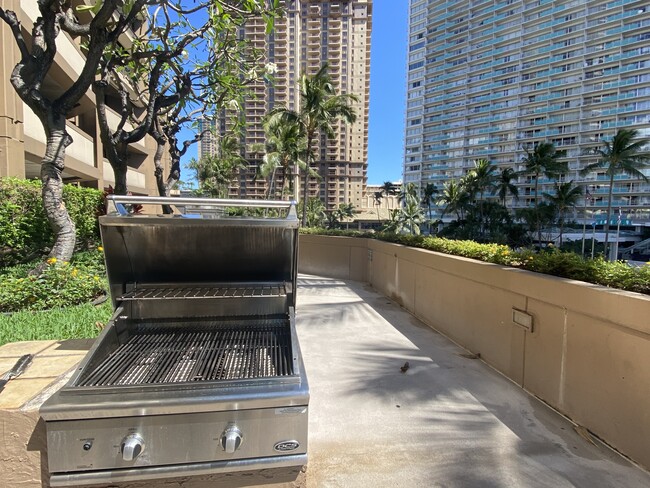 Nice Gas BBQ Area - 1778 Ala Moana Blvd