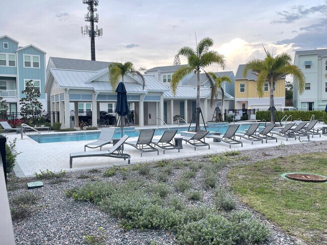 Building Photo - Annual Unfurnished 3 Bedroom, 3.5 Bathroom Townhome adjacent to Downtown Sarasota