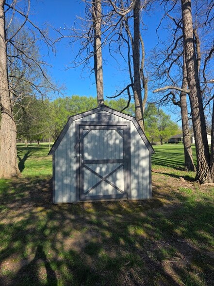 Building Photo - 9997 E Davis Ave