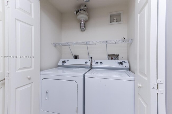 Building Photo - 623 NE 8th Ave