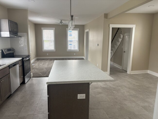 Building Photo - 3 Bedroom House