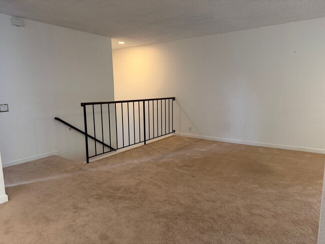 Building Photo - 1670 Sqft. 3 Bedroom, 2 Bath Gated Townhome for Rent in Citrus Heights.