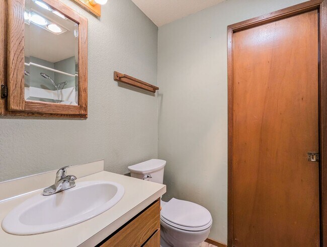 Building Photo - Charming 3 bed, 1.5 bath country rambler i...