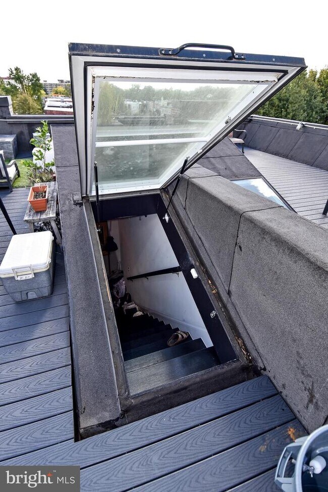 Building Photo - 1540 Levis St NE