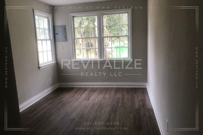 Building Photo - Cozy 2 Bedroom/1 Bathroom Duplex in Mobile!