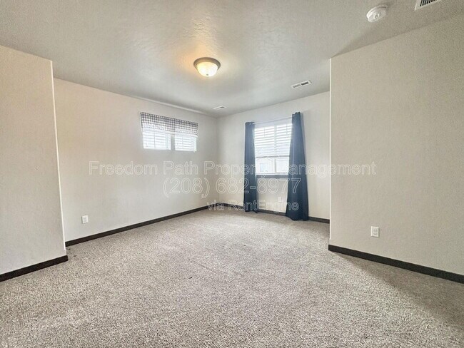 Building Photo - 1425 E Seleta Ln